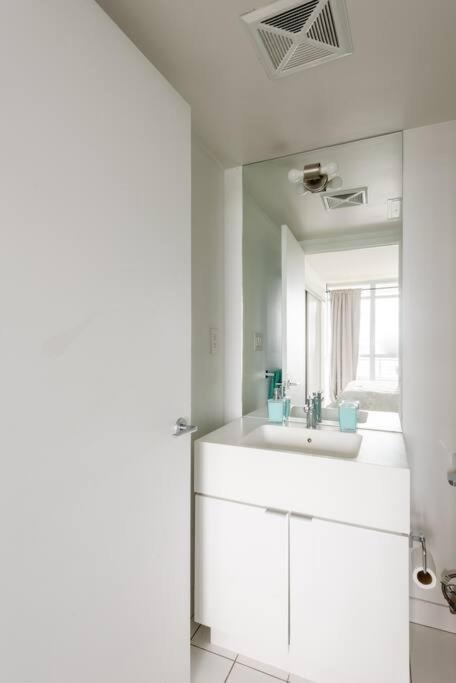 Stylish Downtown Lakeview Condo - One Free Parking Toronto Dış mekan fotoğraf