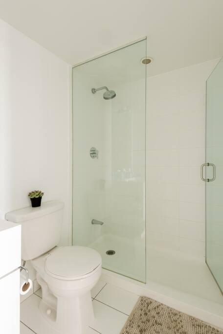 Stylish Downtown Lakeview Condo - One Free Parking Toronto Dış mekan fotoğraf
