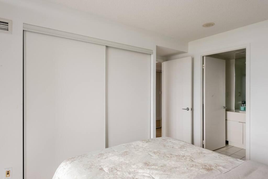 Stylish Downtown Lakeview Condo - One Free Parking Toronto Dış mekan fotoğraf