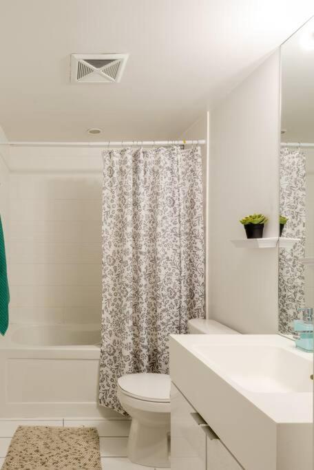 Stylish Downtown Lakeview Condo - One Free Parking Toronto Dış mekan fotoğraf