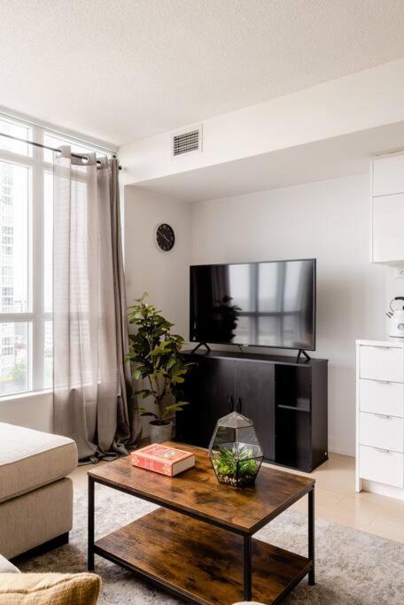 Stylish Downtown Lakeview Condo - One Free Parking Toronto Dış mekan fotoğraf