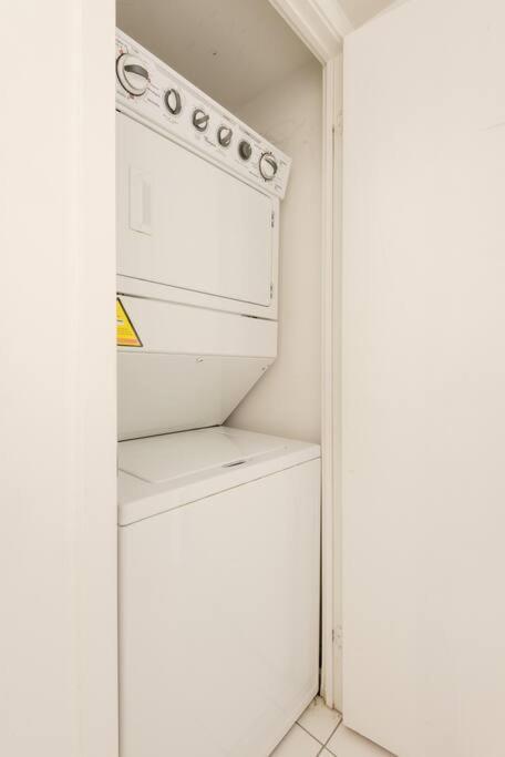 Stylish Downtown Lakeview Condo - One Free Parking Toronto Dış mekan fotoğraf