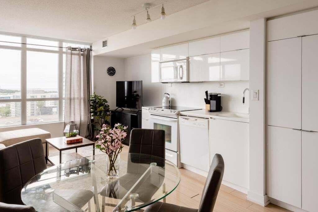 Stylish Downtown Lakeview Condo - One Free Parking Toronto Dış mekan fotoğraf