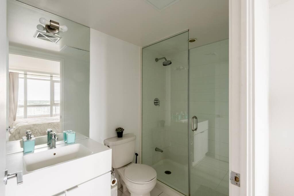 Stylish Downtown Lakeview Condo - One Free Parking Toronto Dış mekan fotoğraf
