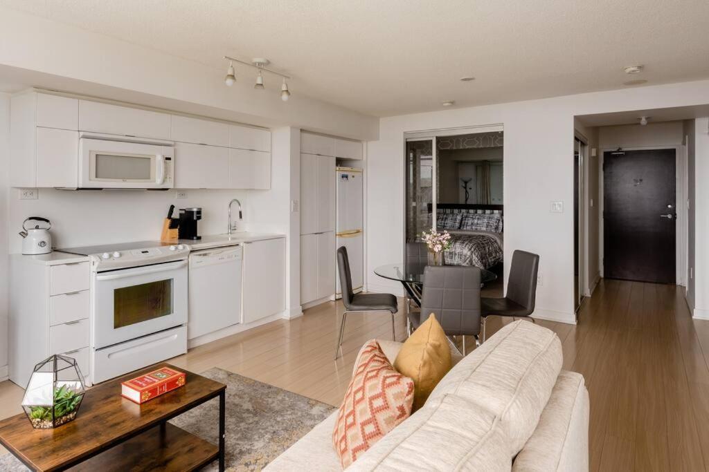 Stylish Downtown Lakeview Condo - One Free Parking Toronto Dış mekan fotoğraf