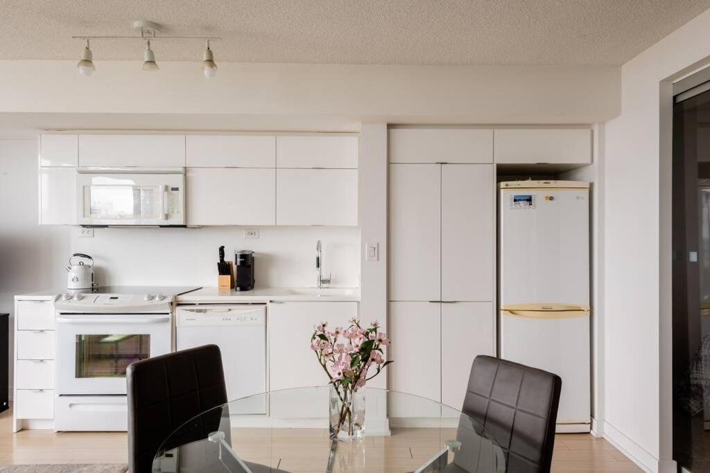 Stylish Downtown Lakeview Condo - One Free Parking Toronto Dış mekan fotoğraf