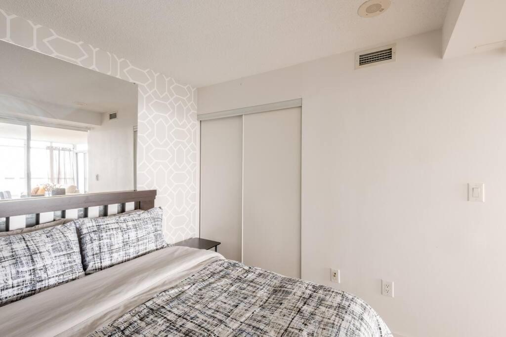 Stylish Downtown Lakeview Condo - One Free Parking Toronto Dış mekan fotoğraf