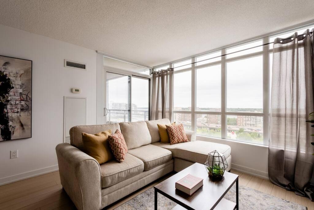 Stylish Downtown Lakeview Condo - One Free Parking Toronto Dış mekan fotoğraf