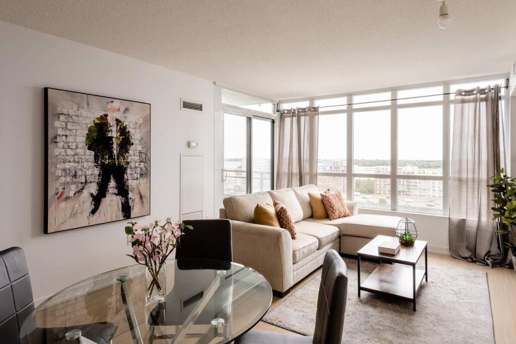 Stylish Downtown Lakeview Condo - One Free Parking Toronto Dış mekan fotoğraf