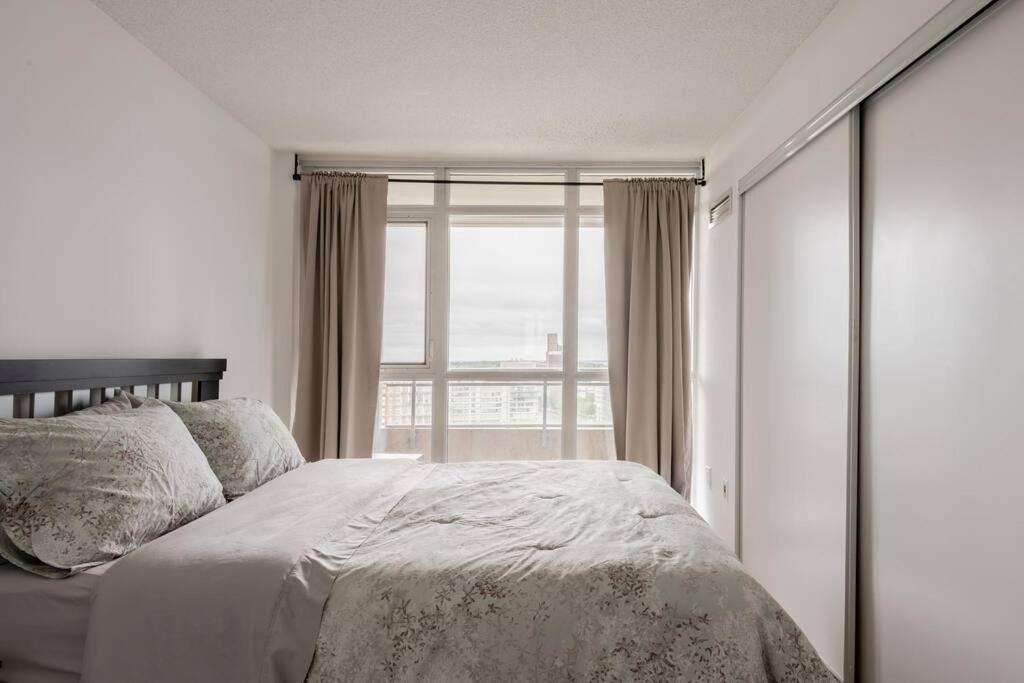 Stylish Downtown Lakeview Condo - One Free Parking Toronto Dış mekan fotoğraf