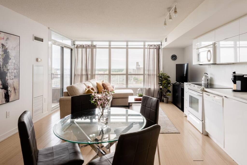 Stylish Downtown Lakeview Condo - One Free Parking Toronto Dış mekan fotoğraf
