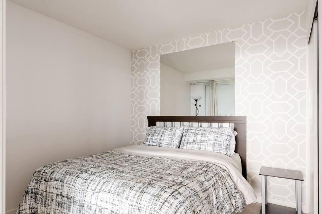 Stylish Downtown Lakeview Condo - One Free Parking Toronto Dış mekan fotoğraf