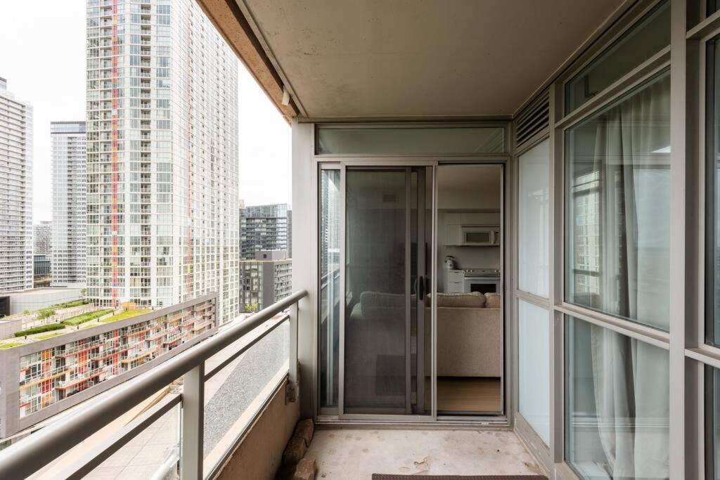 Stylish Downtown Lakeview Condo - One Free Parking Toronto Dış mekan fotoğraf