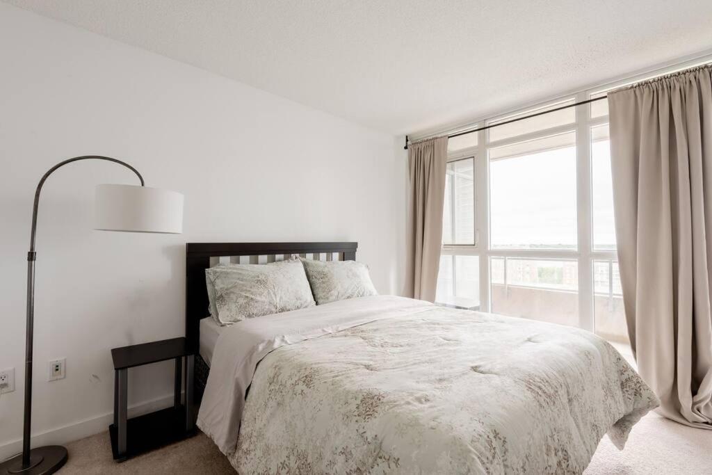 Stylish Downtown Lakeview Condo - One Free Parking Toronto Dış mekan fotoğraf