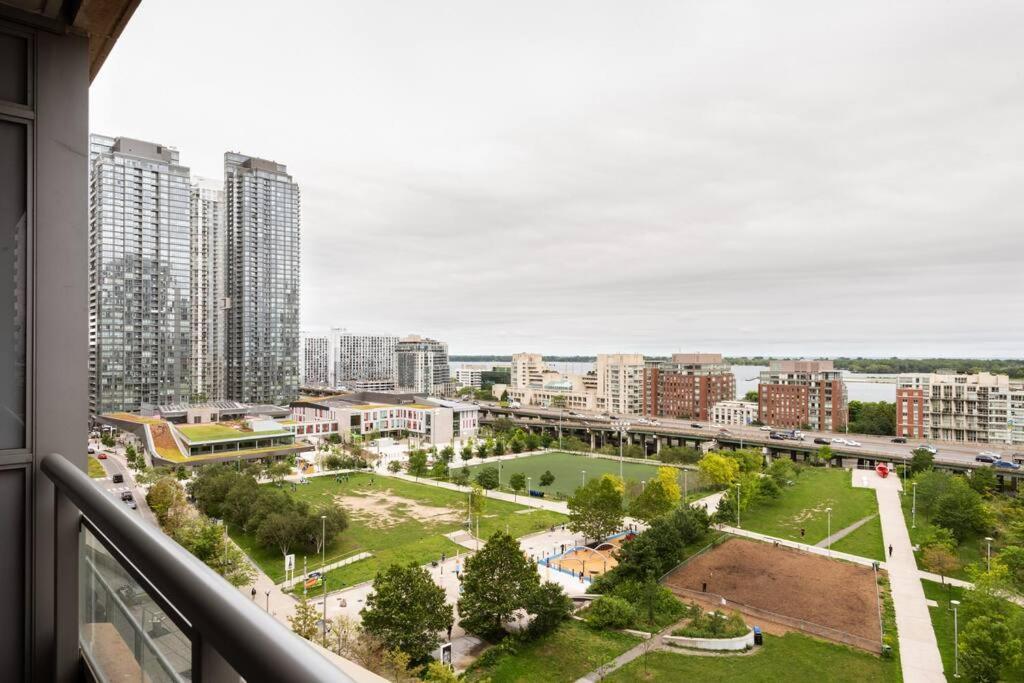 Stylish Downtown Lakeview Condo - One Free Parking Toronto Dış mekan fotoğraf